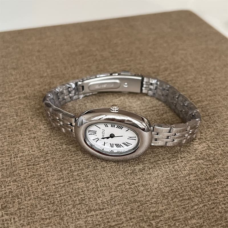 Women's watch with oval dial