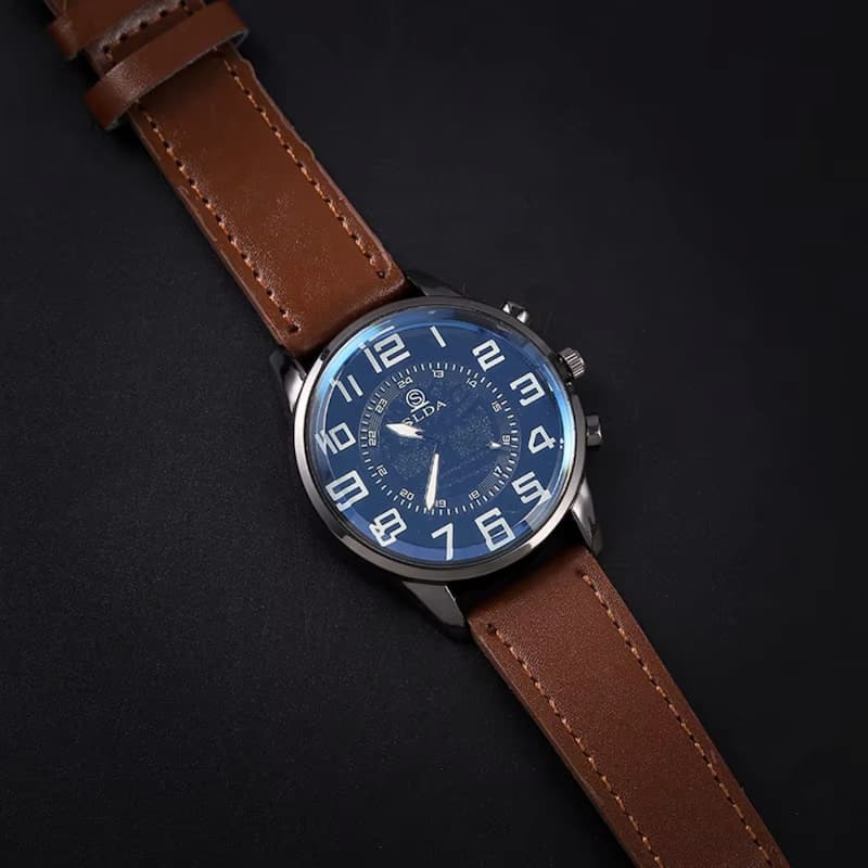 Vintage Men's Classic Quartz Watch with Leather Strap