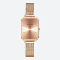 Vintage women's watch with a rectangular gold shape and fine mesh, satin gold dial for a refined shine.